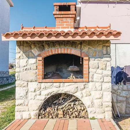 1 Bedroom Lovely In Podgradina