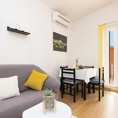 1 Bedroom Lovely In Podgradina