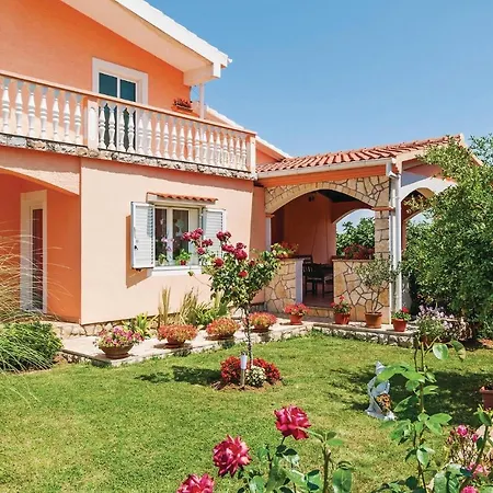 1 Bedroom Lovely In Podgradina Apartment